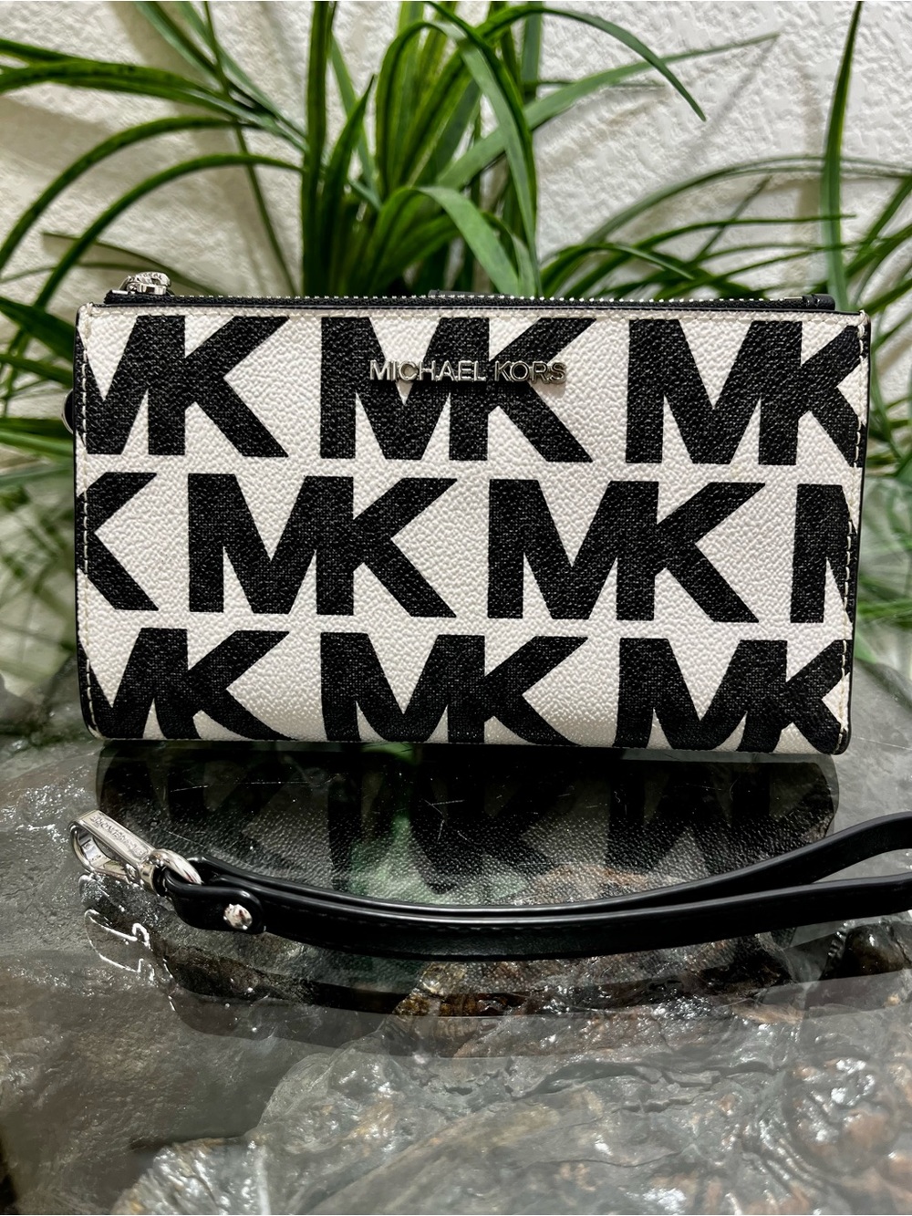 EUC Michael Kors Jet Set Saffiano Leather Black & White MK Monogram Zip Wallet